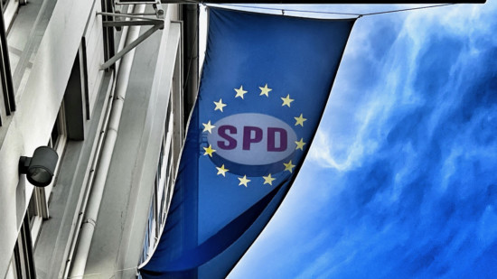 Europaflagge und SPD Neonreklame am Kurt-Schumacher-Haus in Hannover